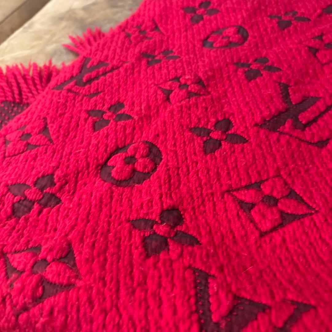 ルイヴィトン　ロゴマフラー赤