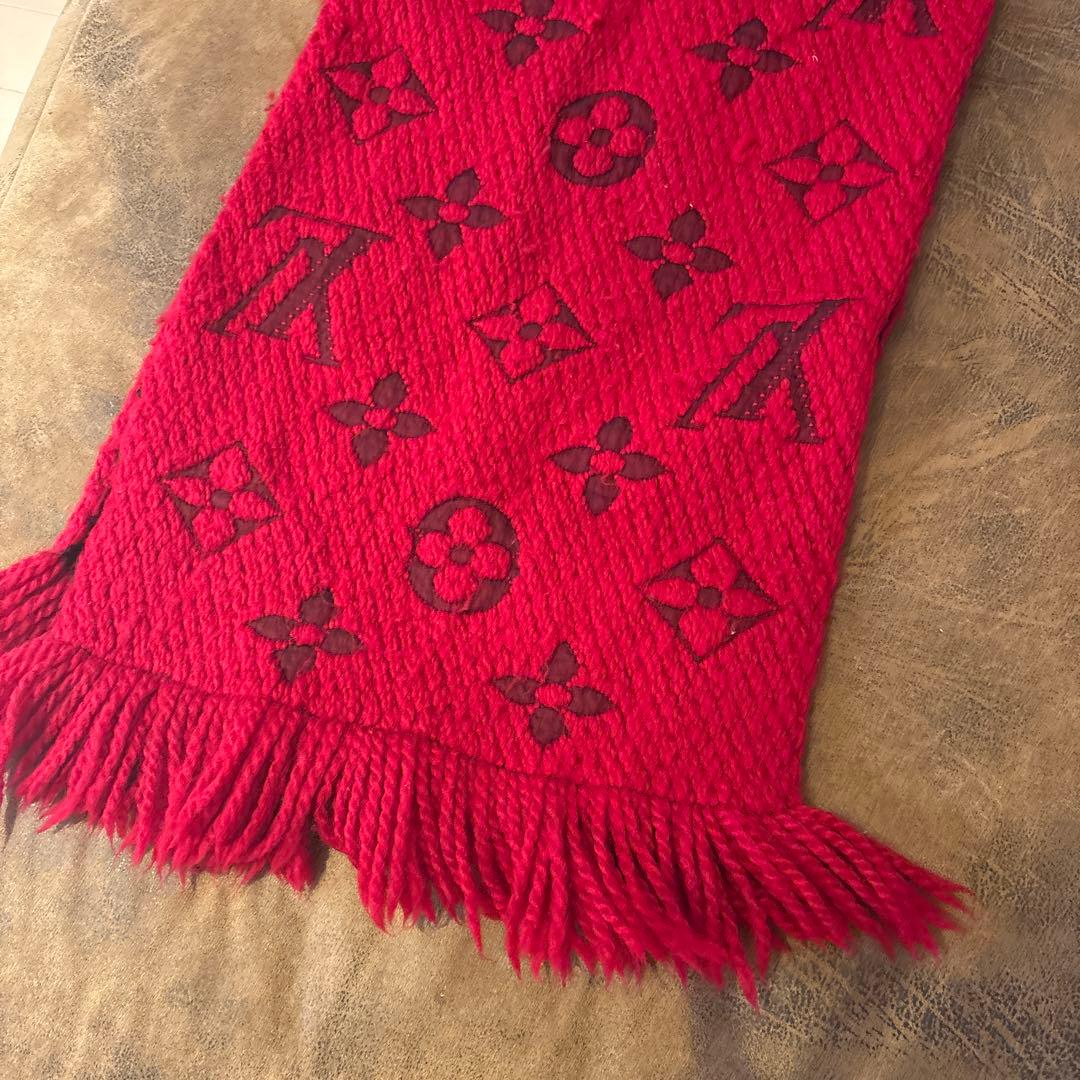 ルイヴィトン　ロゴマフラー赤