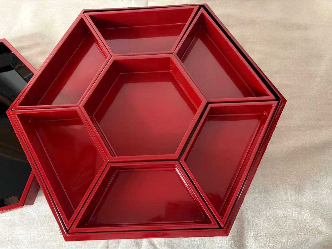 紅房 べんぼう 琉球漆器 朱漆花鳥箔絵六角東道盆 梅 牡丹 鳥 蝶