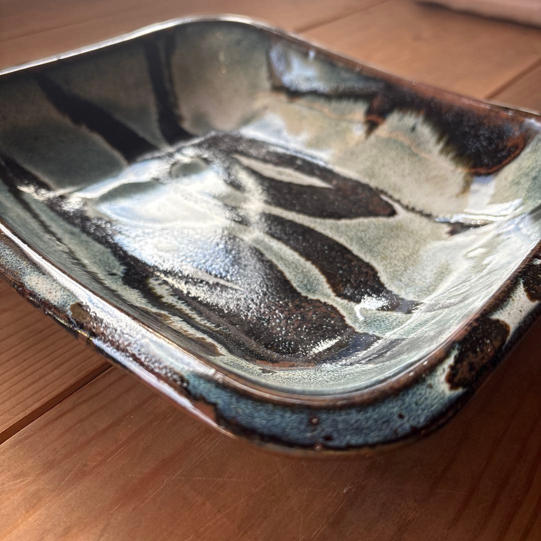 海鼠釉流し掛け8号角皿　湯町窯　島根