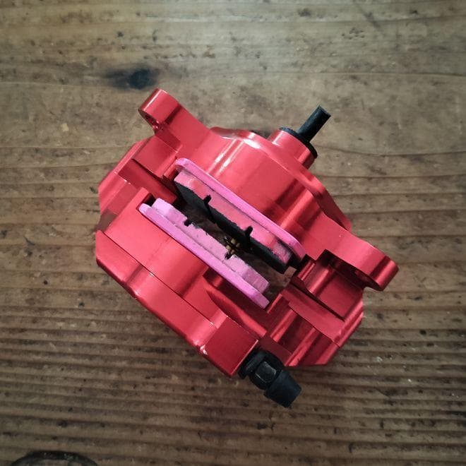 ★新カニ レーシング2ポットキャリパー 新型 モンキー ヤマンボ 赤2個★