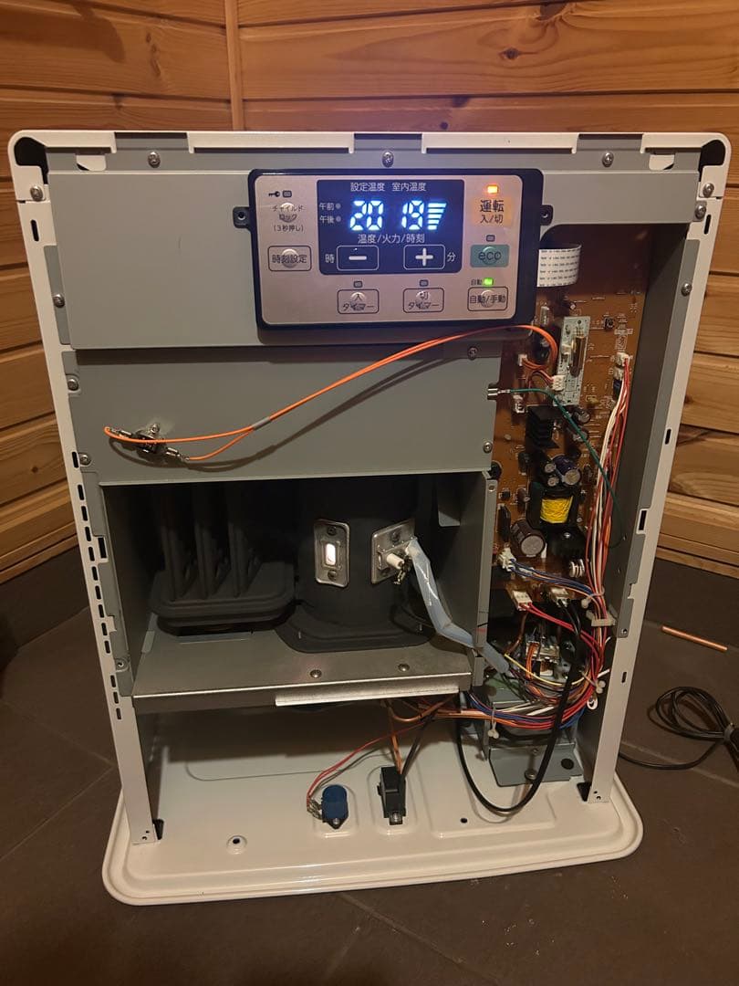 コロナFFストーブ 中古　2022年製 （排気筒は新品）