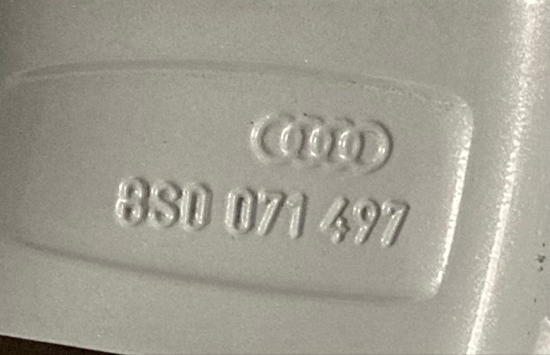 《新品同様》 アウディ純正ホイール、スタッドレスタイヤx4本