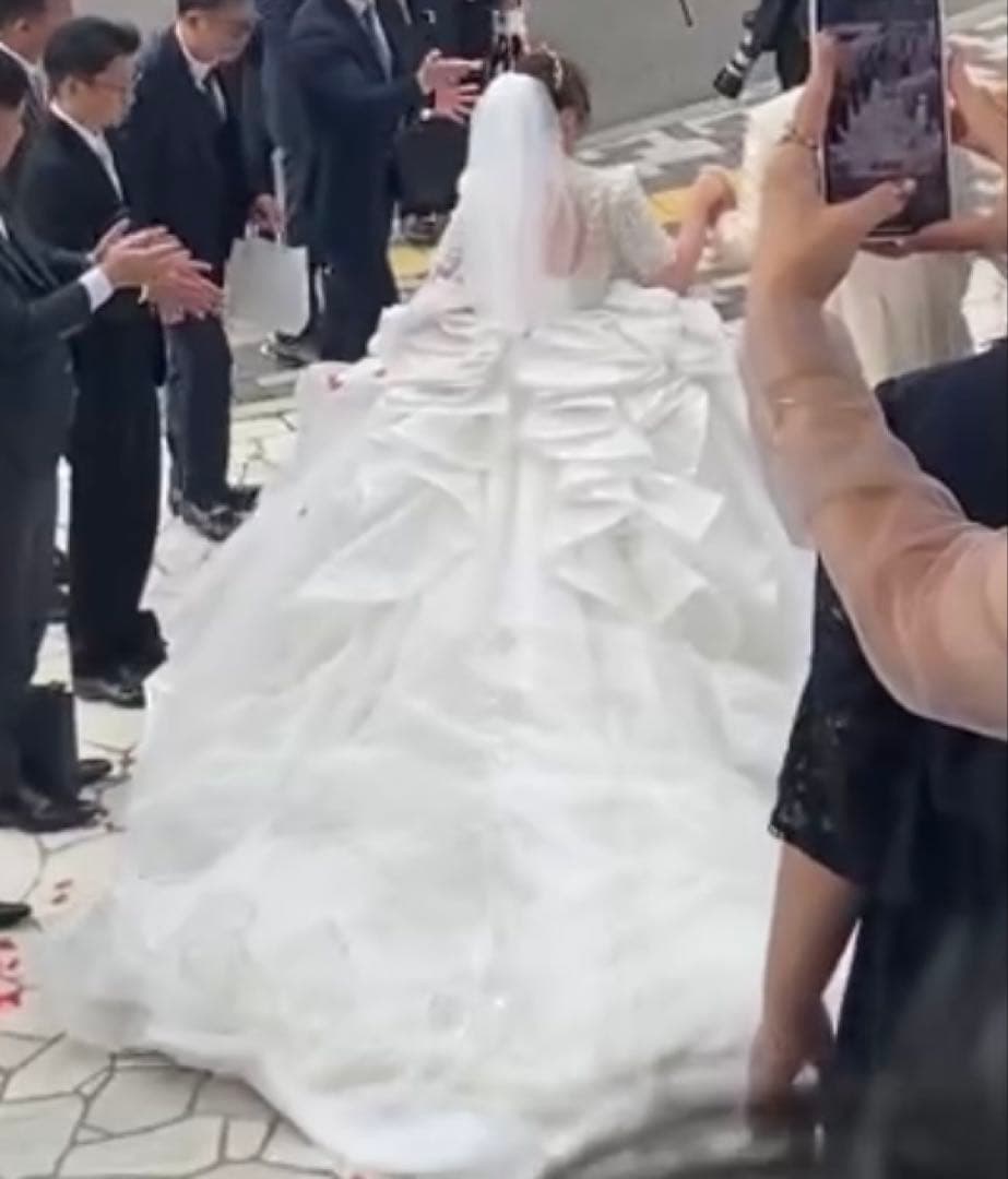 白ウェディングドレス　ティアラとブライダルインナーセット付き