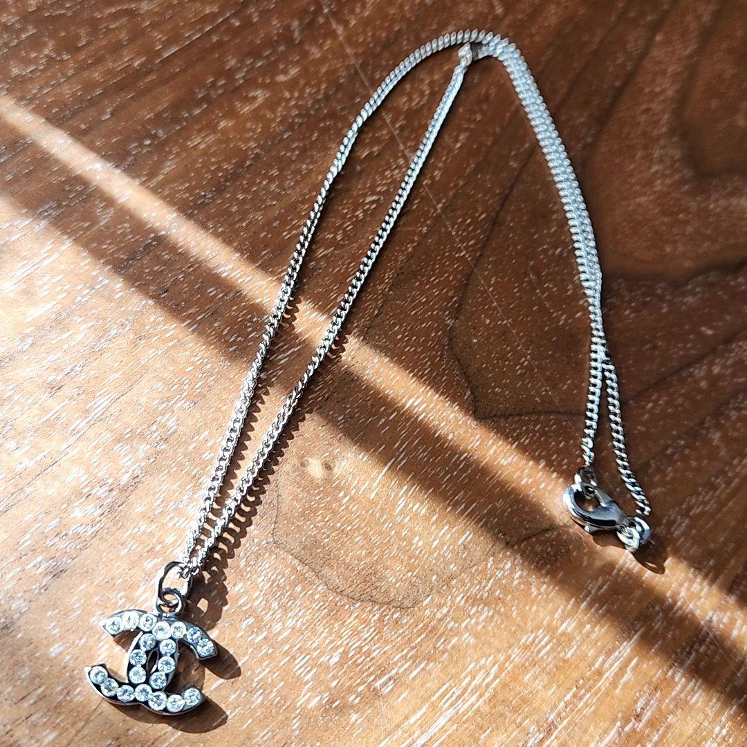 CHANEL クリスタルロゴネックレス