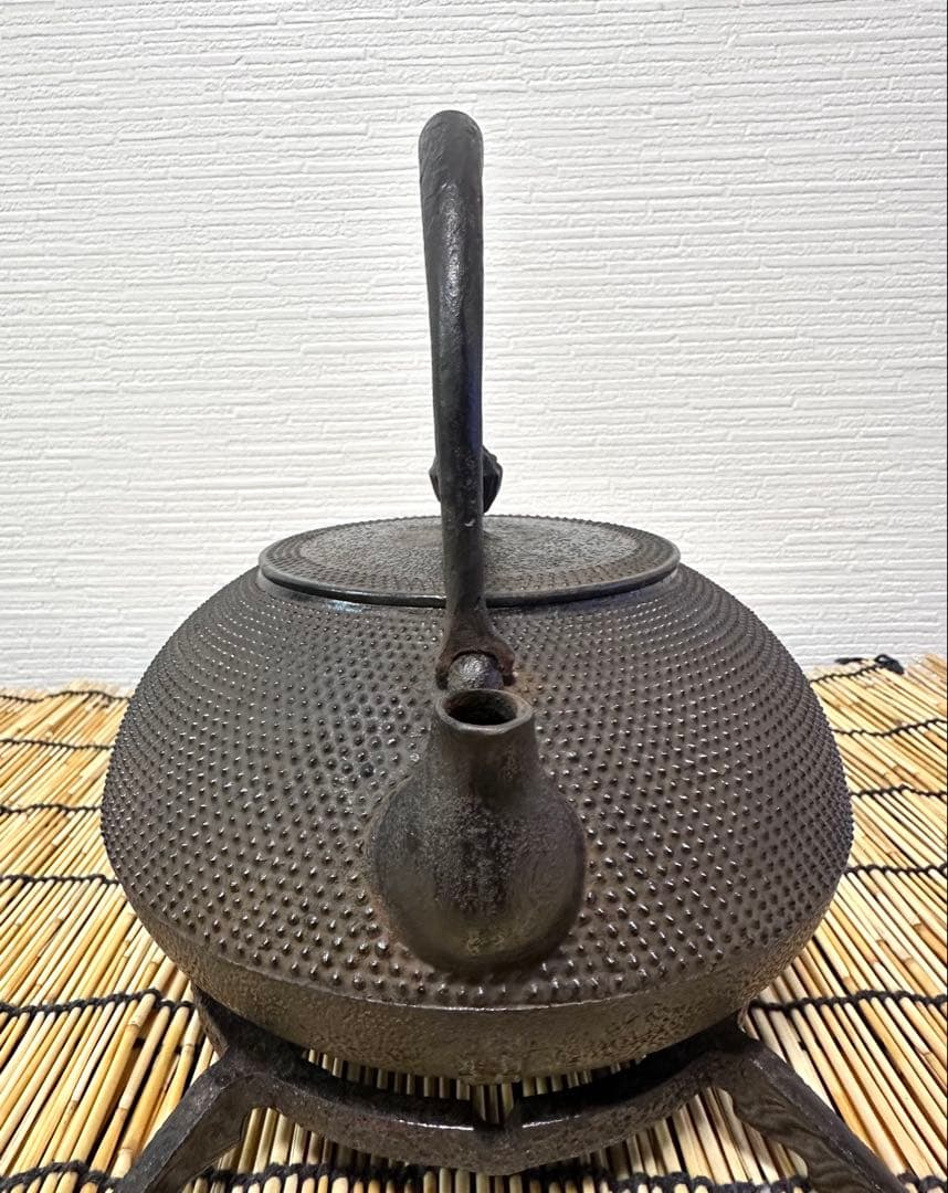 未使用品、木箱付　南部盛岡川勝造　１５型アラレ　南部鉄瓶　イコニコサン様売約済み