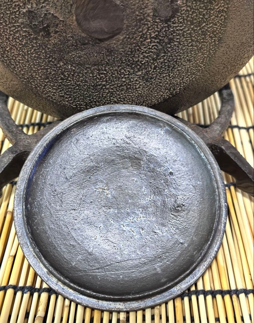 未使用品、木箱付　南部盛岡川勝造　１５型アラレ　南部鉄瓶　イコニコサン様売約済み