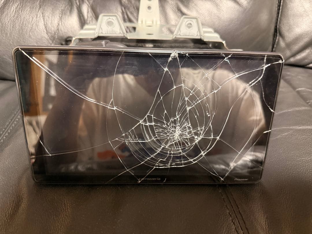 DMH-SF700 画面割れてます