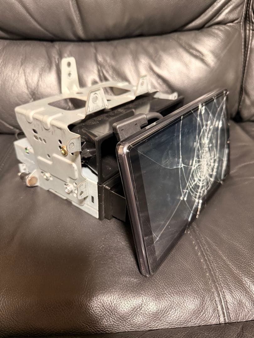 DMH-SF700 画面割れてます