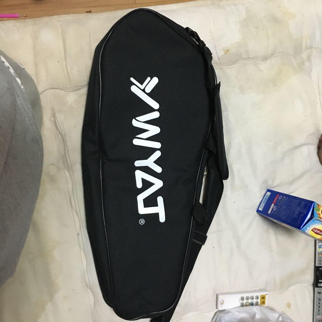 スポーツが好きでバトミントンのラッケトとバック