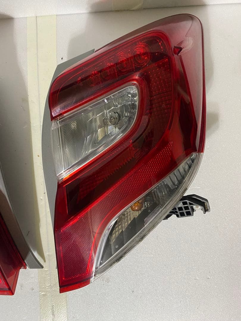 ヴィッツ NSP130 後期 純正テールライト 左右セット