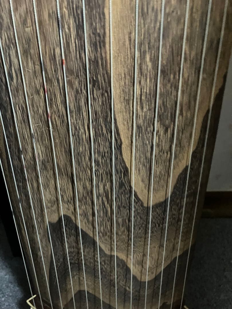 お琴です。すだれ彫り￼並甲、舌に蒔絵、甲に傷は殆ど無いです。