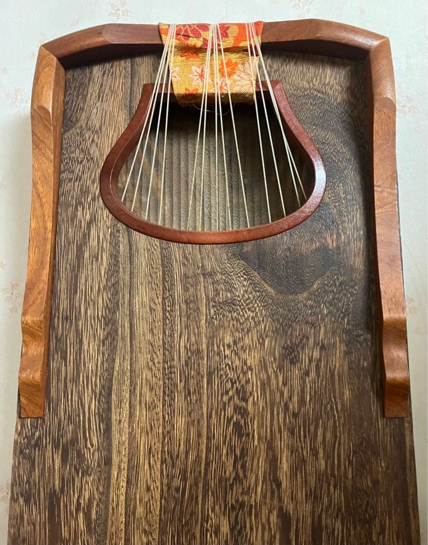 お琴です。すだれ彫り￼並甲、舌に蒔絵、甲に傷は殆ど無いです。