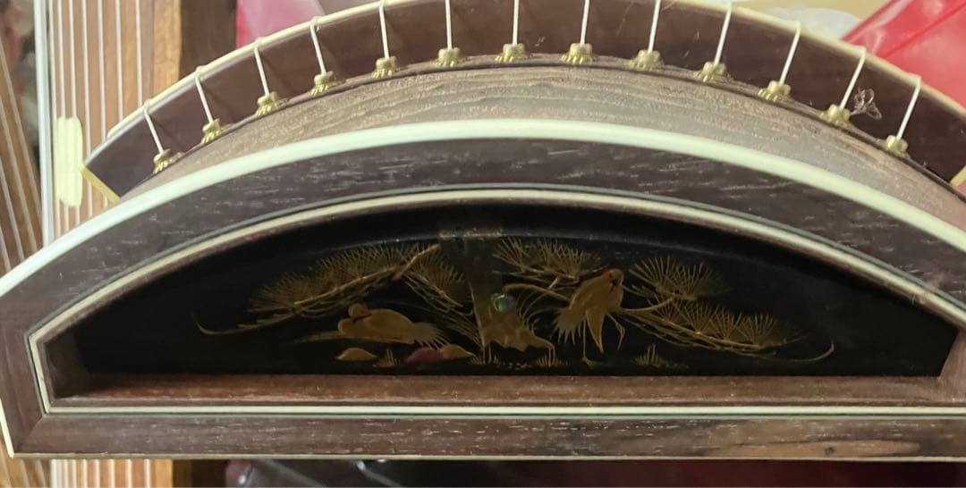 お琴です。すだれ彫り￼並甲、舌に蒔絵、甲に傷は殆ど無いです。