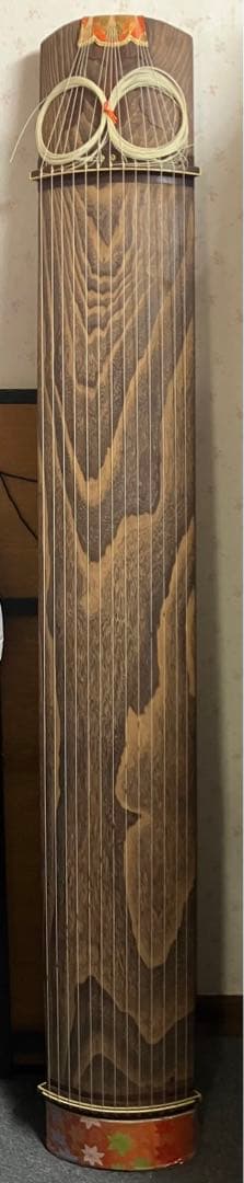お琴です。すだれ彫り￼並甲、舌に蒔絵、甲に傷は殆ど無いです。