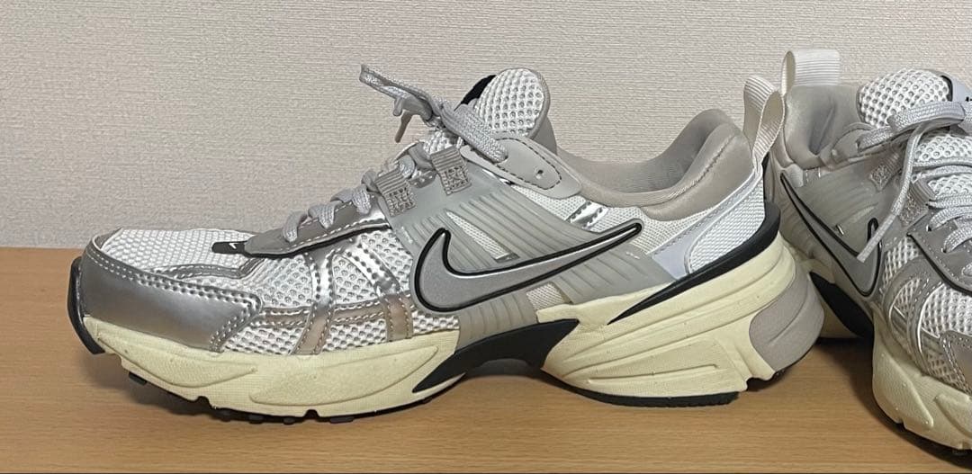 NIKE ウィメンズ V2Kラン 24.5 FD0736-100