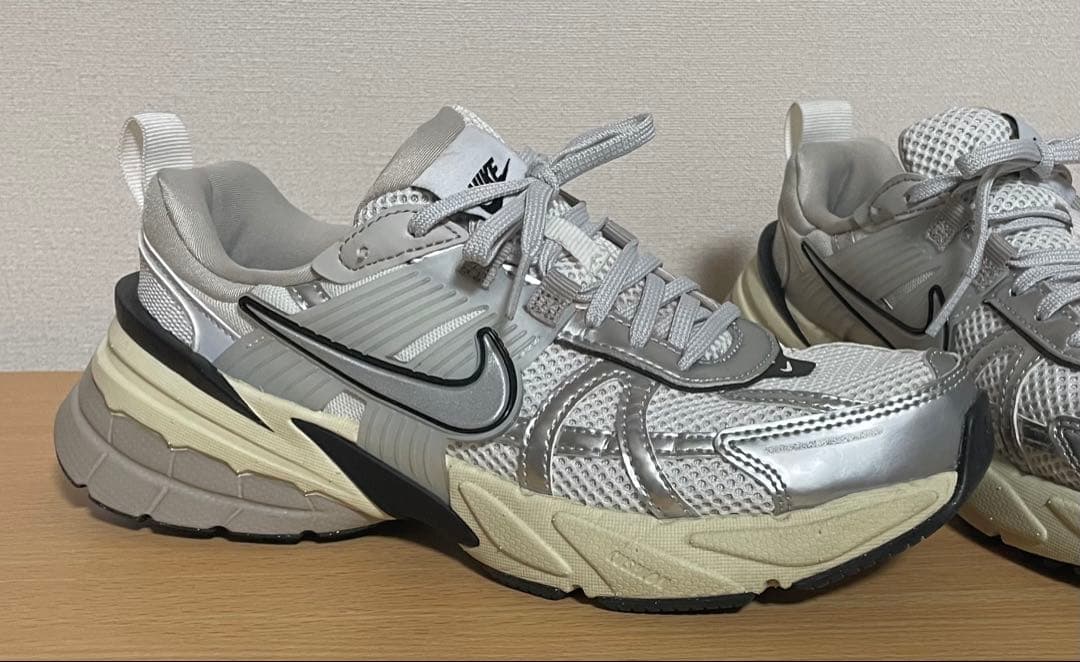 NIKE ウィメンズ V2Kラン 24.5 FD0736-100