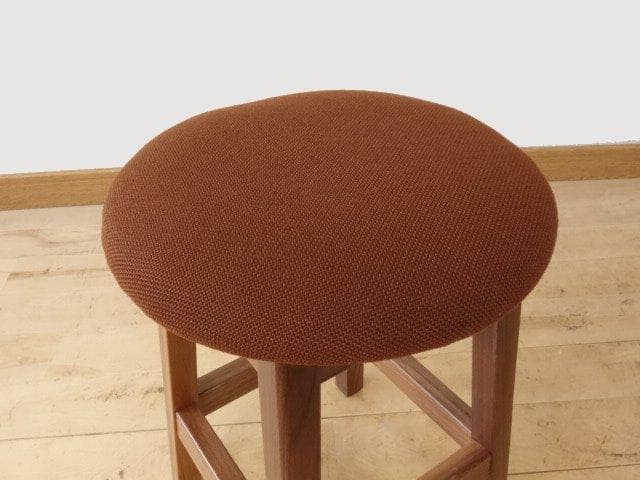 北海道手作り家具　ウォールナット材　スツール　座面布座（茶色）