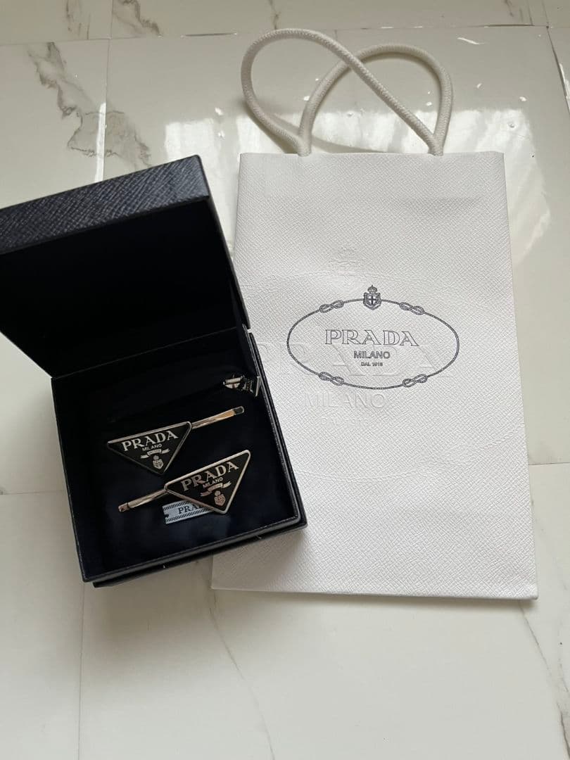 プラダ　ヘアピン