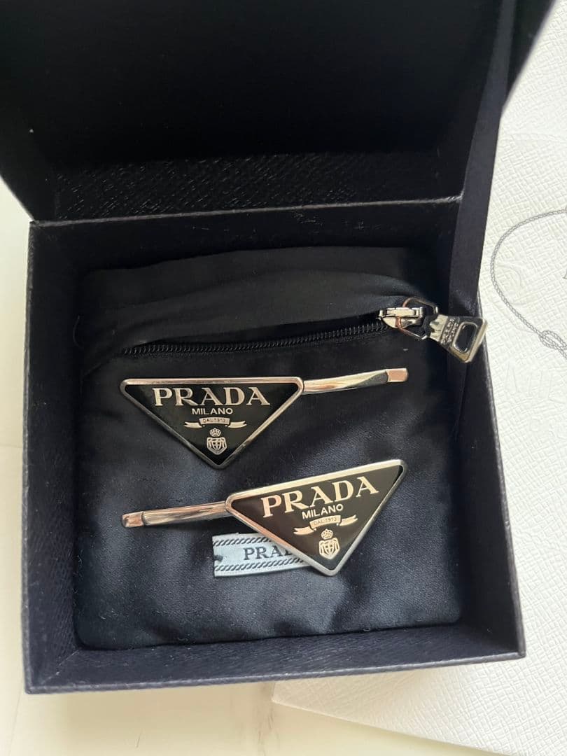 プラダ　ヘアピン