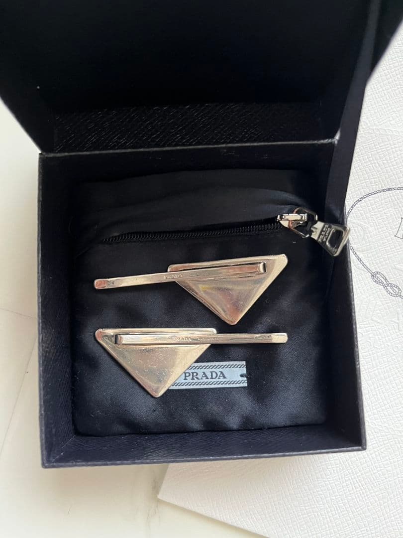 プラダ　ヘアピン