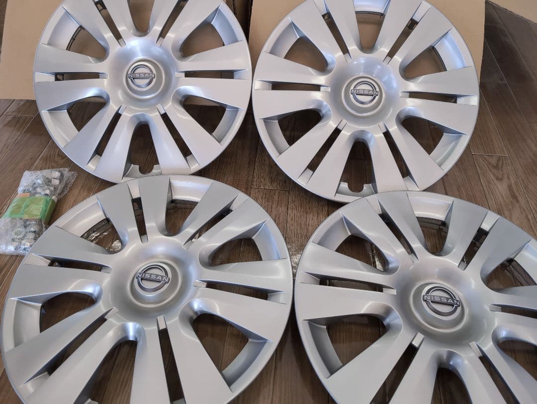 キャラバン　新車取り外し　15インチ スチールホイール×ホイールキャップセット①