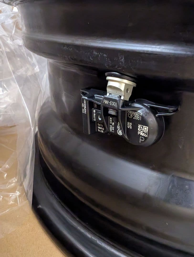 キャラバン　新車取り外し　15インチ スチールホイール×ホイールキャップセット①