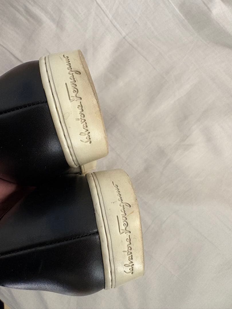 Salvatore Ferragamo ヴァラリボンレザースリッポン7D