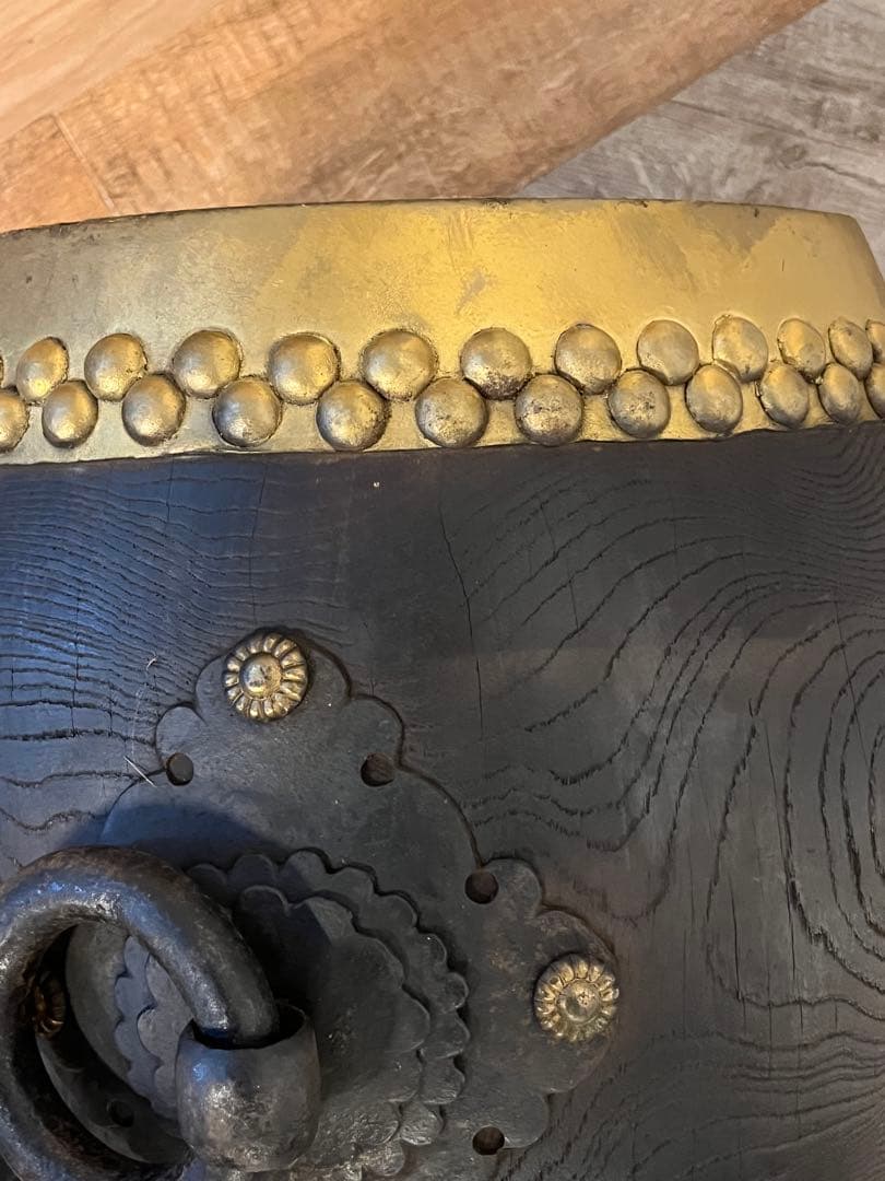 1尺3寸 和太鼓 木製 金塗(面) 時代物 古鉄のような持ち手 重さ 7.9kg