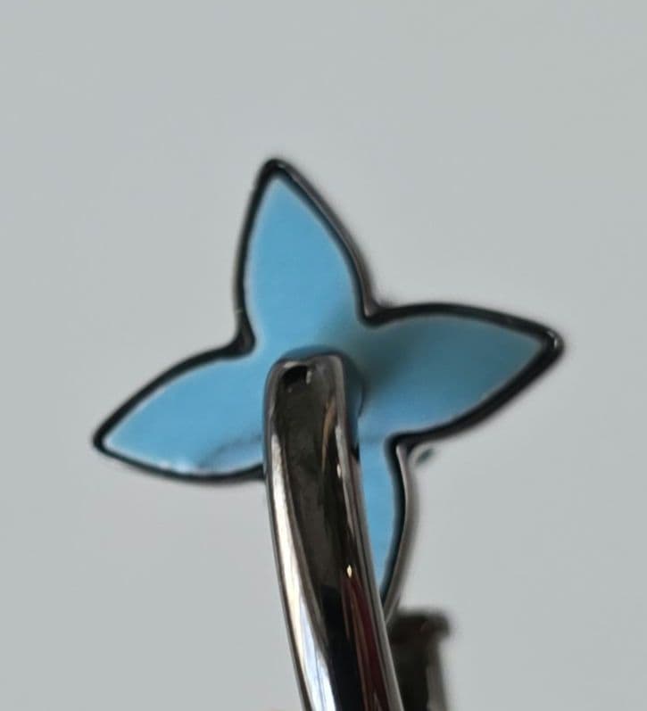 A*a様 八木勇征 着用 ルイヴィトン M00320 ブックルモノグラムビーズ