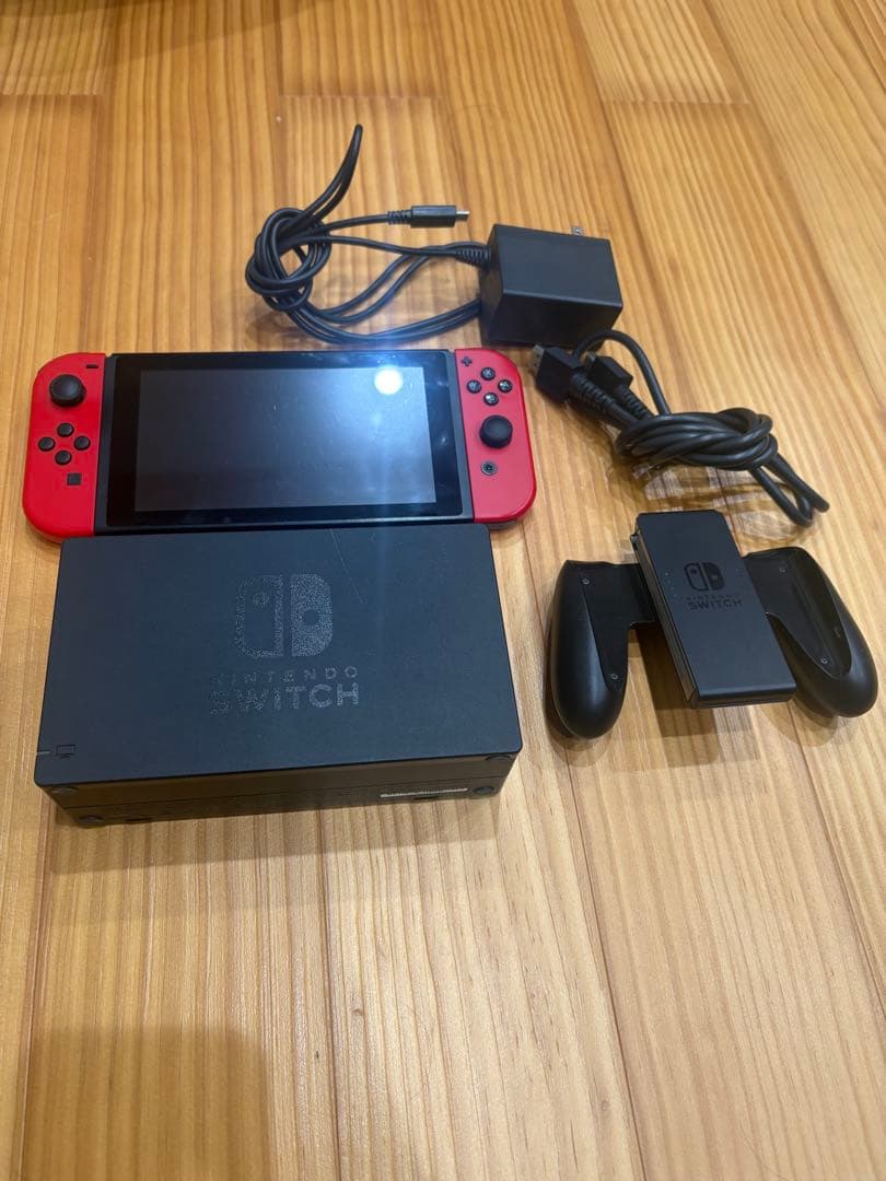 タ*イ様 Nintendo Switch 本体 赤色 充実の付属品
