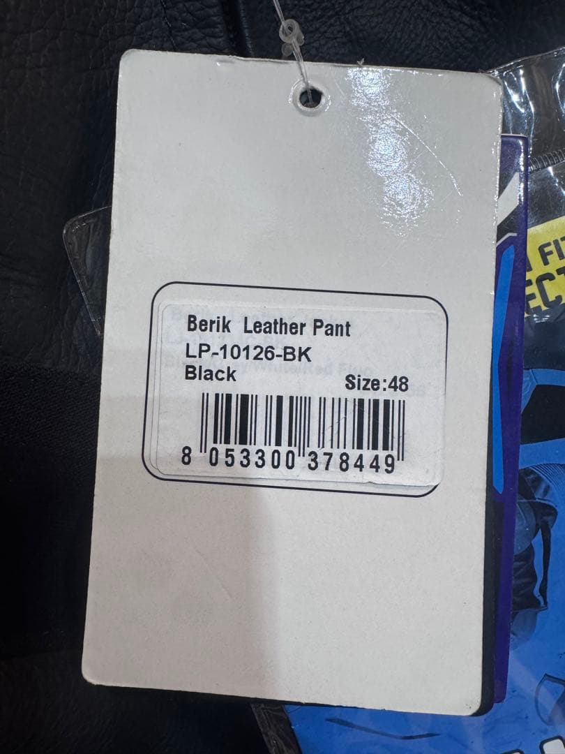 BERIKレザーパンツ 黒 サイズ48 M相当 新品(試着のみ)