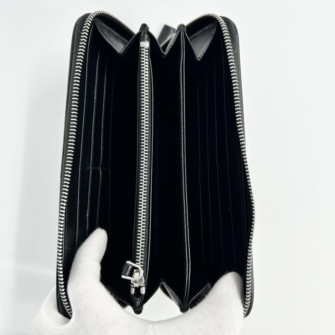 近年モデル　プラダ　ラウンドファスナー　ブラッシュドレザー　三角ロゴ　ブラック