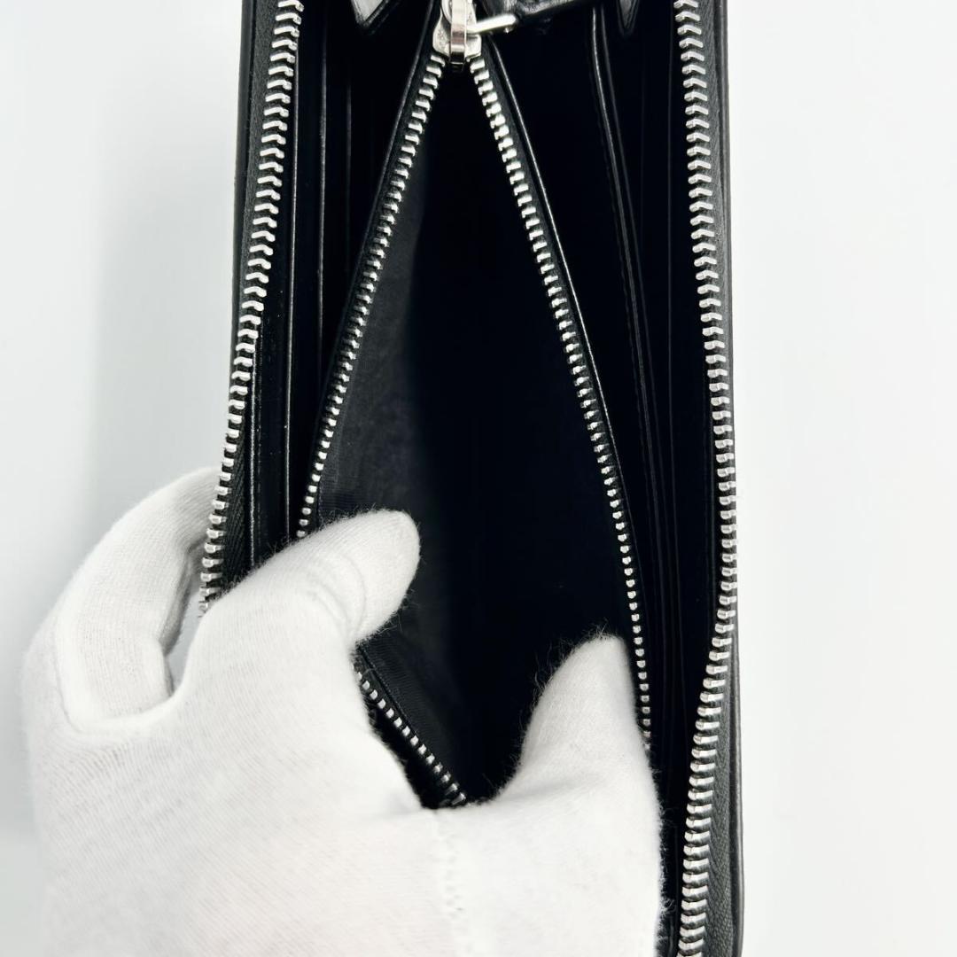 近年モデル　プラダ　ラウンドファスナー　ブラッシュドレザー　三角ロゴ　ブラック