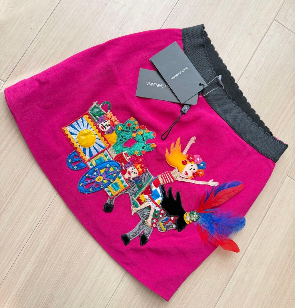 DOLCE&GABBANA 刺繍デザインのピンクスカート