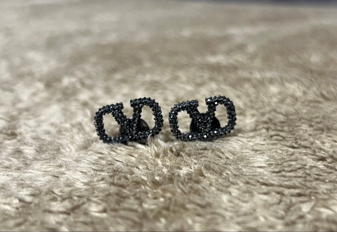 VALENTINO Vロゴ ピアス