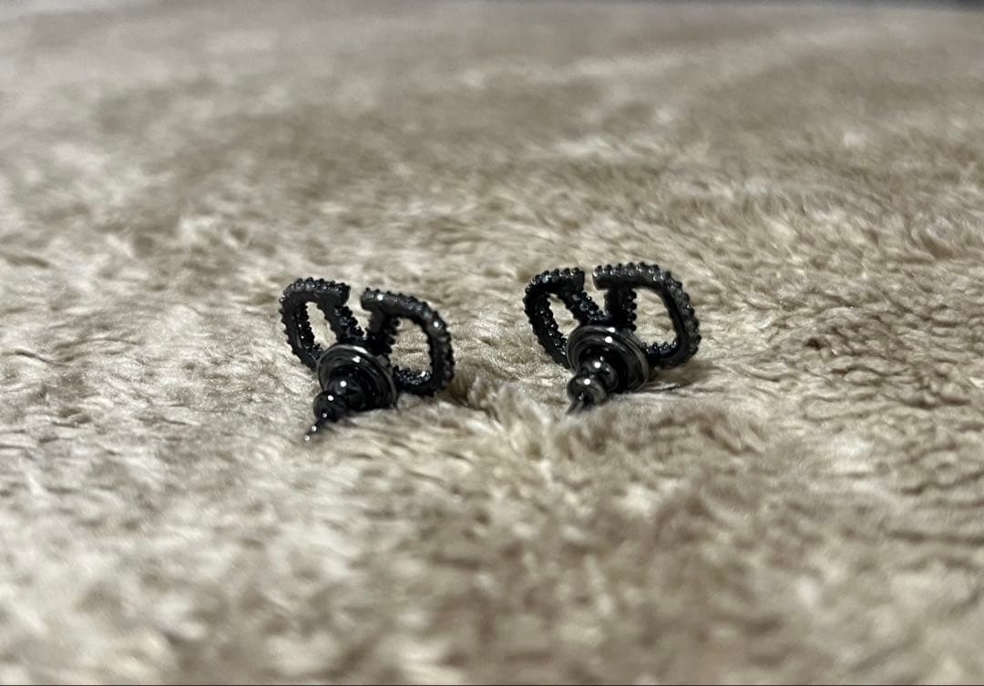 VALENTINO Vロゴ ピアス