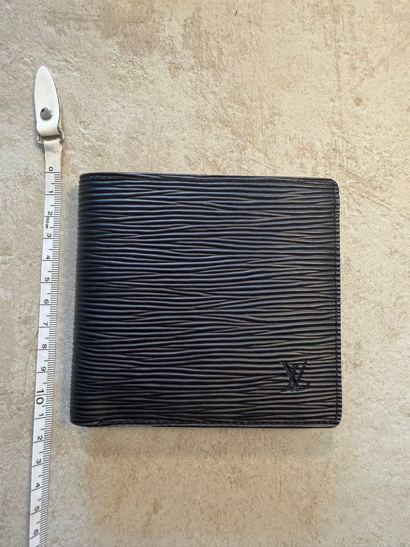 ルイヴィトン エピ 二つ折り財布 ブラック メンズ