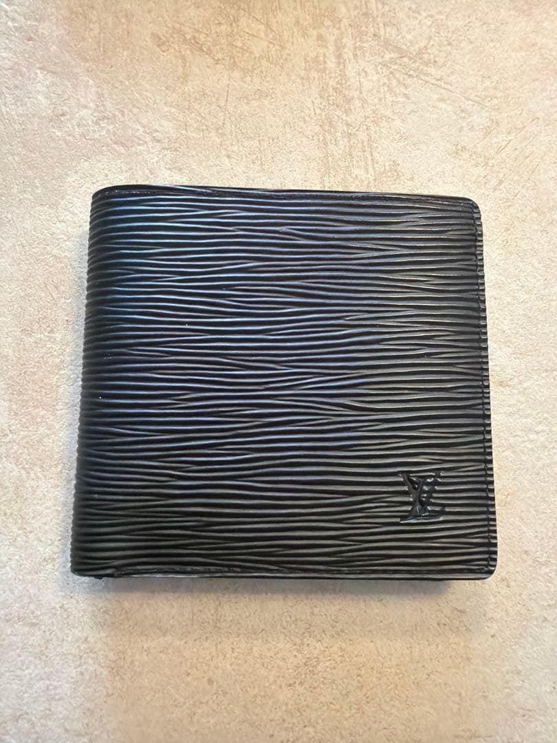 ルイヴィトン エピ 二つ折り財布 ブラック メンズ