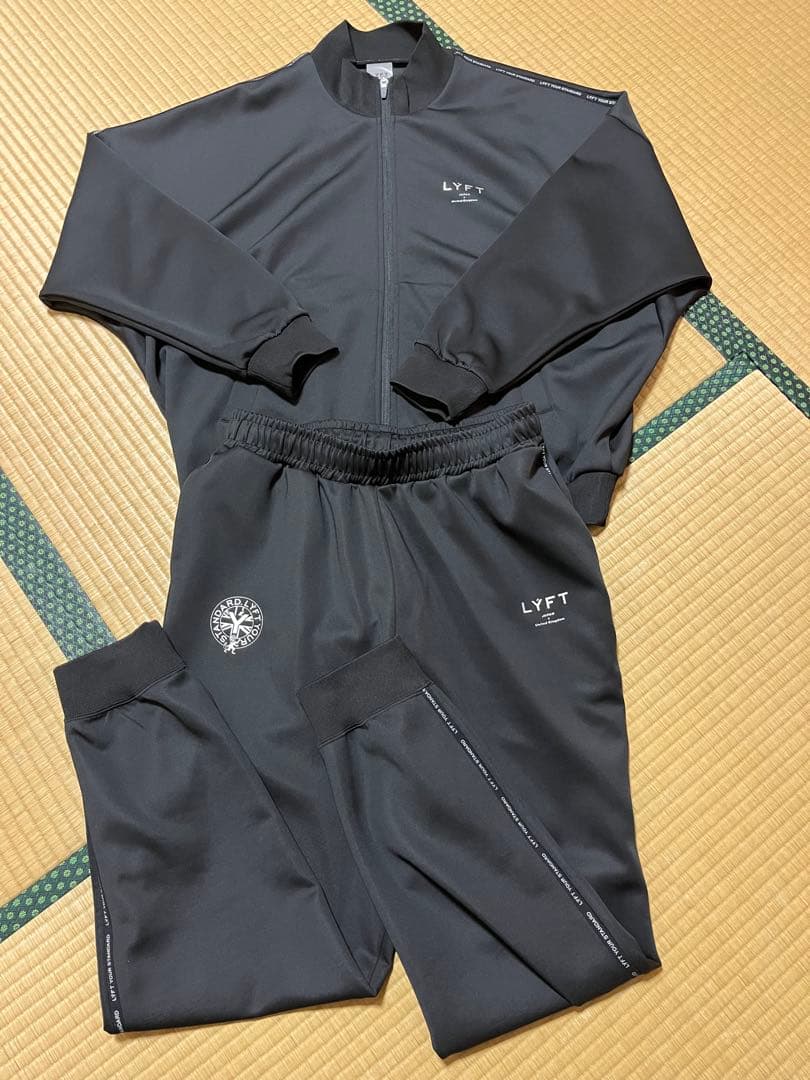 【美品】LYFT セットアップ　エンブレム　ジャージ　ブラック　バラ売り不可　M