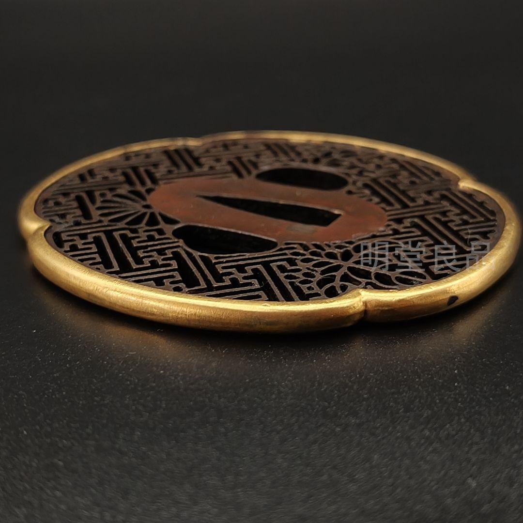 日本刀装具　唐草卍字金輪の図　刀鍔　銅地　細工　絵金銀　刀剣美術　武道具