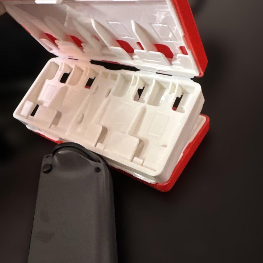 ★1/31まで値下げ！Nintendo Switch + 充電器 +ケース