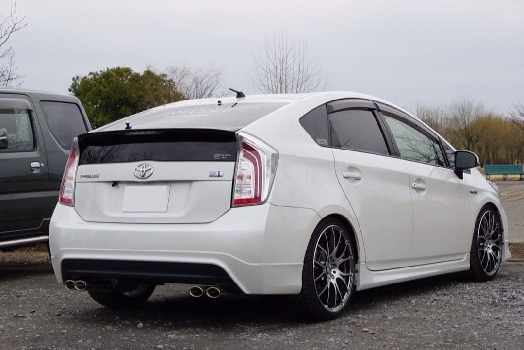 マグロ一貫、30プリウス ガナドール　４本出し　マフラー　美品