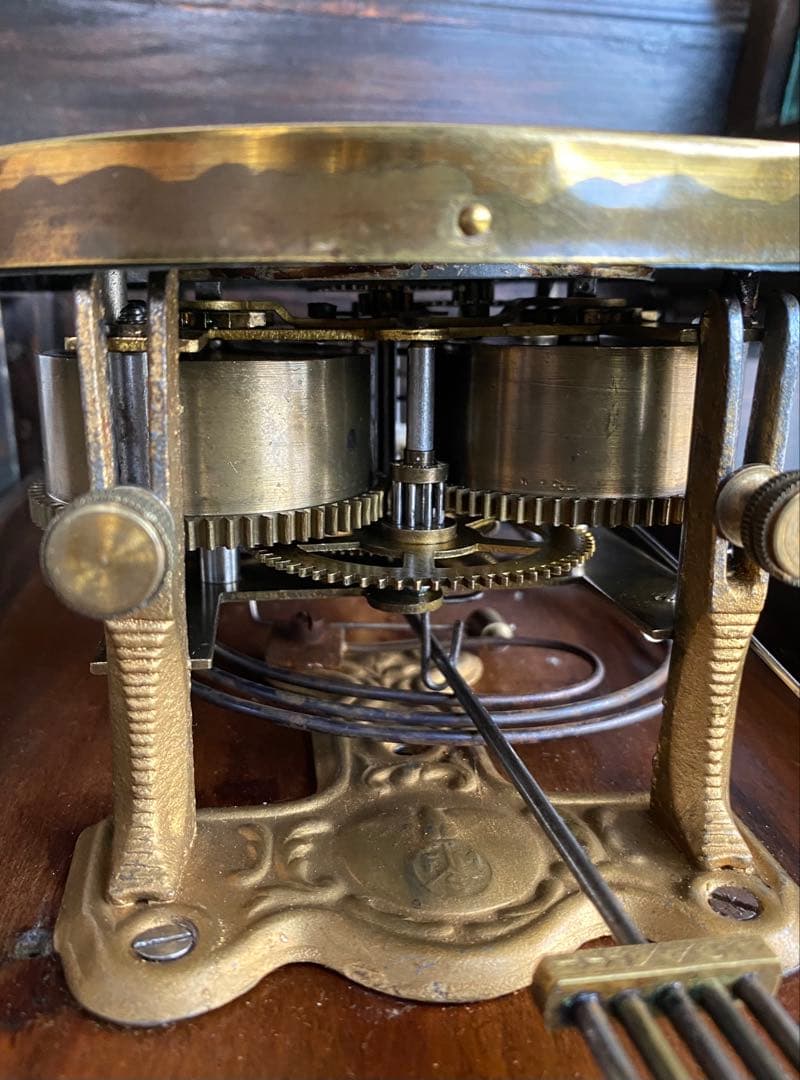 古い掛時計（機械式）