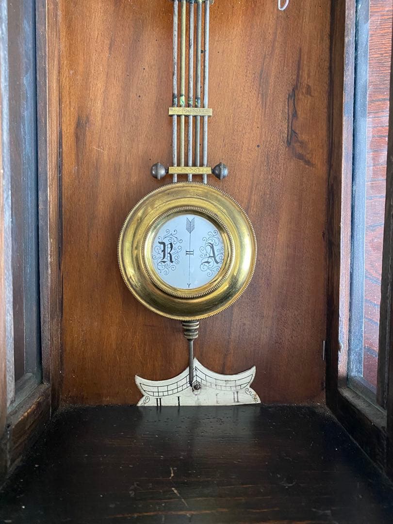 古い掛時計（機械式）