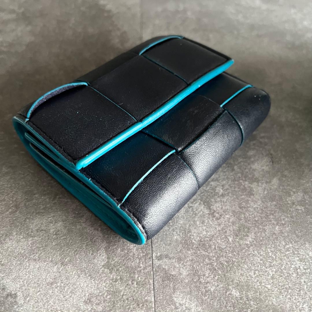 ⭐️ボッテガヴェネタ⭐️カセット 三つ折りファスナーウォレット ブラック×ブルー