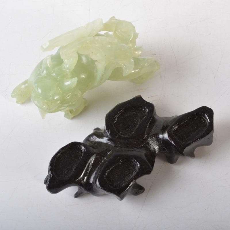 中国　玉石岫玉彫刻　神獣彫　置物　唐木台付　C　5189