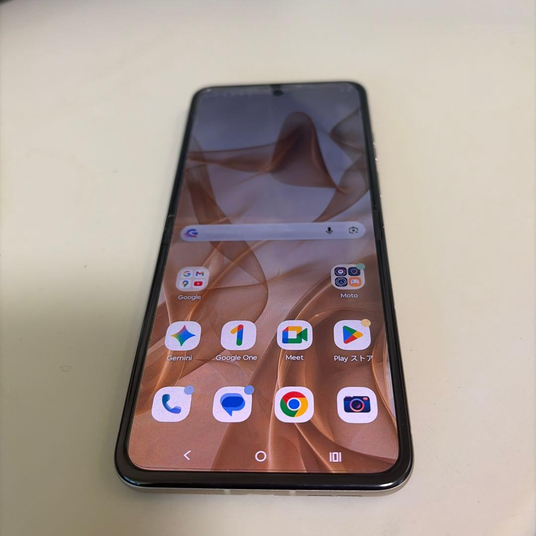 Motorola razr シルバー 6.2インチ折りたたみ式　本体のみ