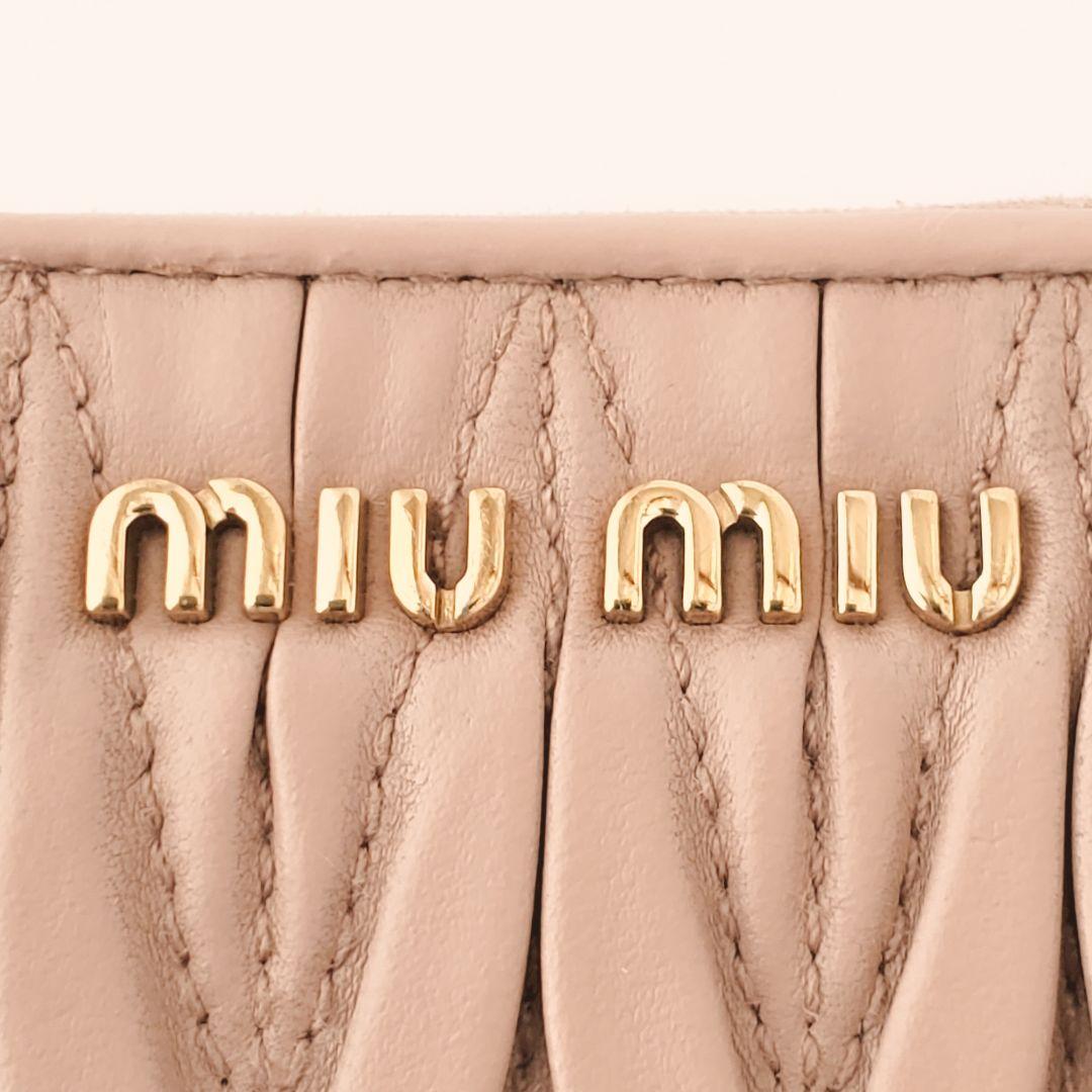 miu miu　ラウンド長財布　マテラッセ　レザー　ピンクベージュ　ミュウミュウ