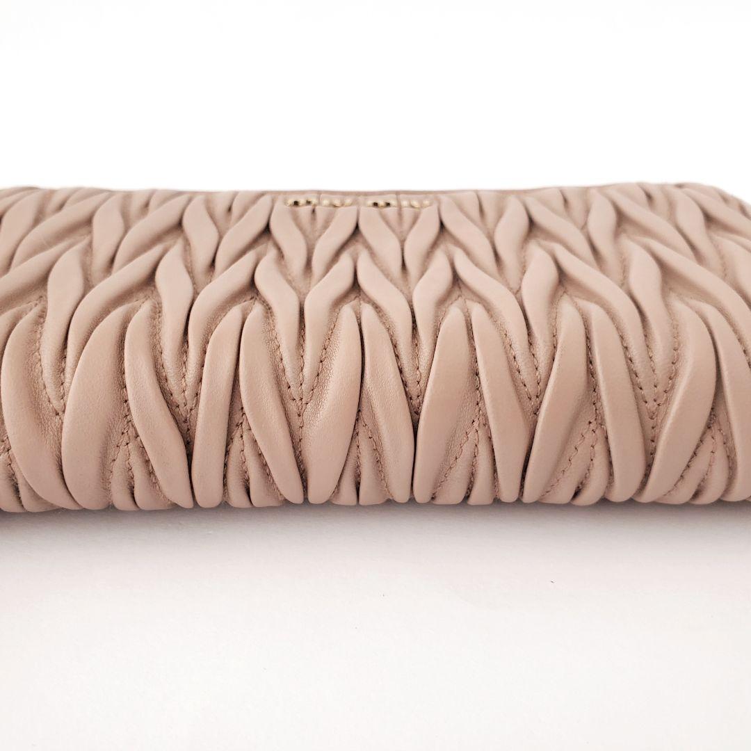 miu miu　ラウンド長財布　マテラッセ　レザー　ピンクベージュ　ミュウミュウ